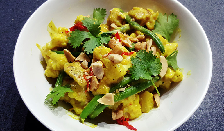 Bloemkool curry met bloemkool, kip en sperziebonen | Gewoon een foodblog!