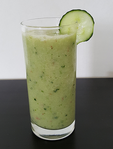 Smoothie met komkommer, bleekselderij, gember, appel en banaan | Gewoon een foodblog!