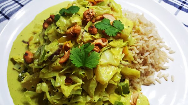 Vooruitgang middag Marxisme Curry met kool, paprika, ananas en cashewnoten | Gewoon een foodblog!